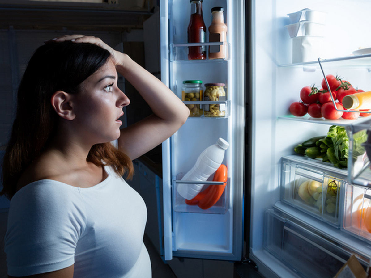 Експерти розповіли, які ознаки синдрому нічної їжі та його вирішити