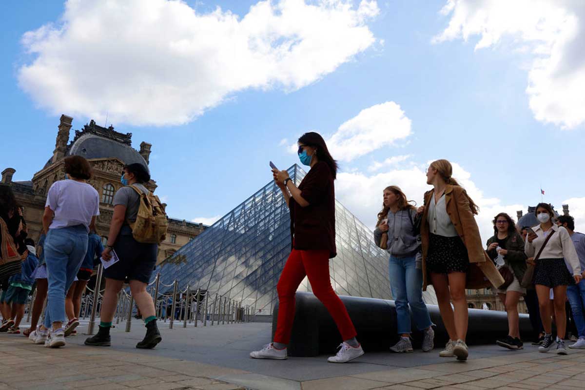 Що означають для туристів нові правила видачі медичних перепусток у Франції?