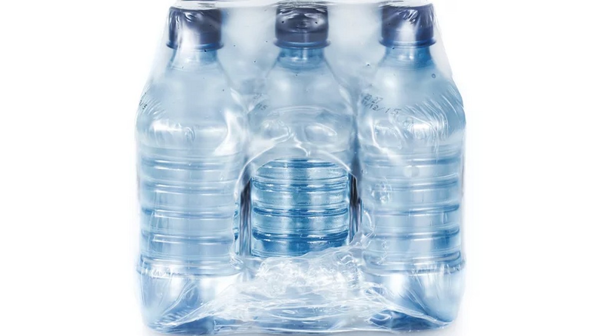 Чому питна вода з пляшок може пошкодити зуби