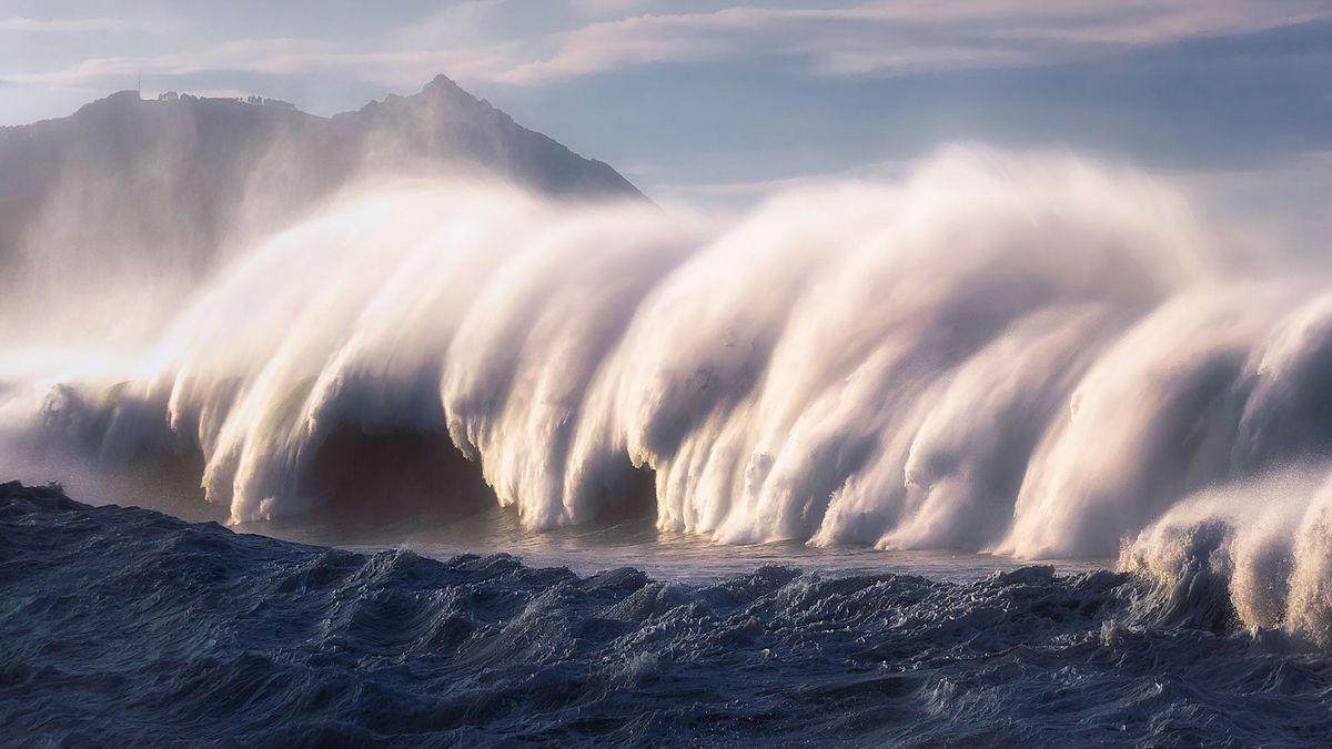 Біля узбережжя Тонга сталося виверження підводного вулкана, яке спричинило цунамі (ВІДЕО)