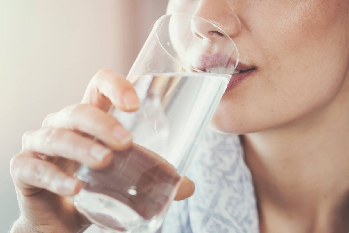Склянка води вранці натще корисна для здоров'я, але