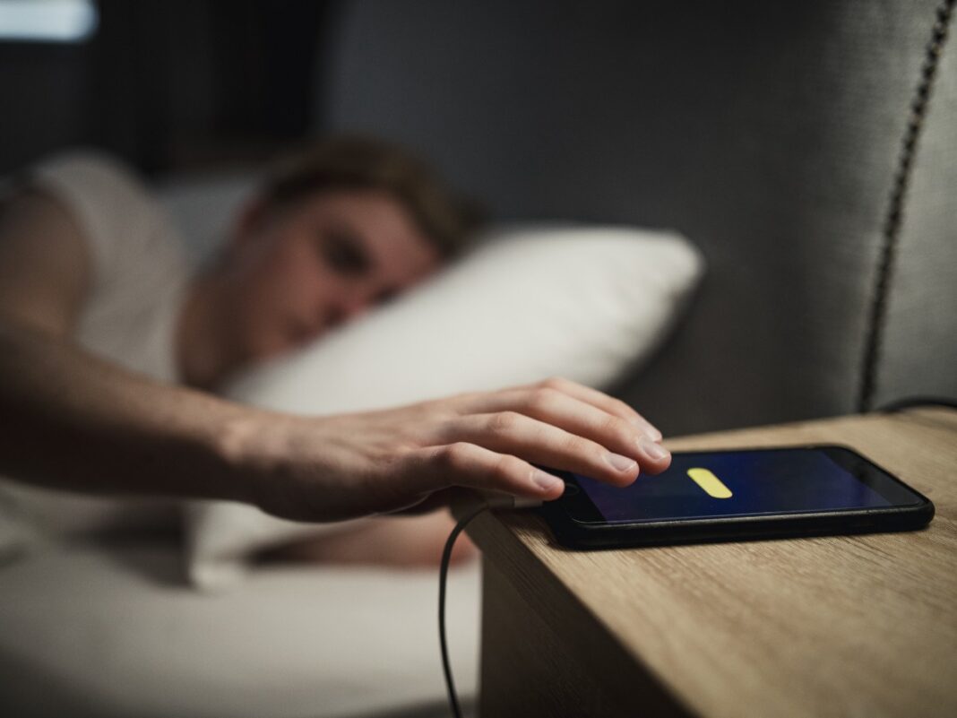 Заряджання в спальні мобільного телефону може спровокувати ожиріння: оголошено причину