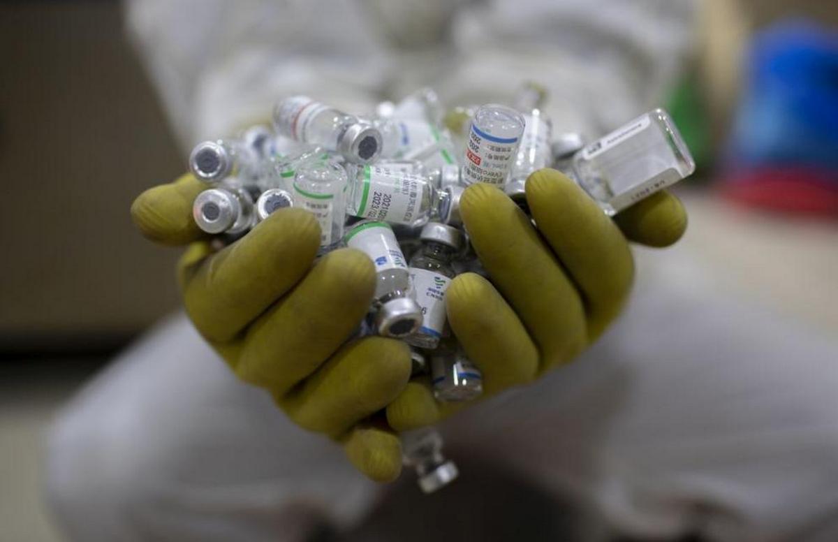 Johnson & Johnson тимчасово зупиняє виробництво вакцини від COVID-19