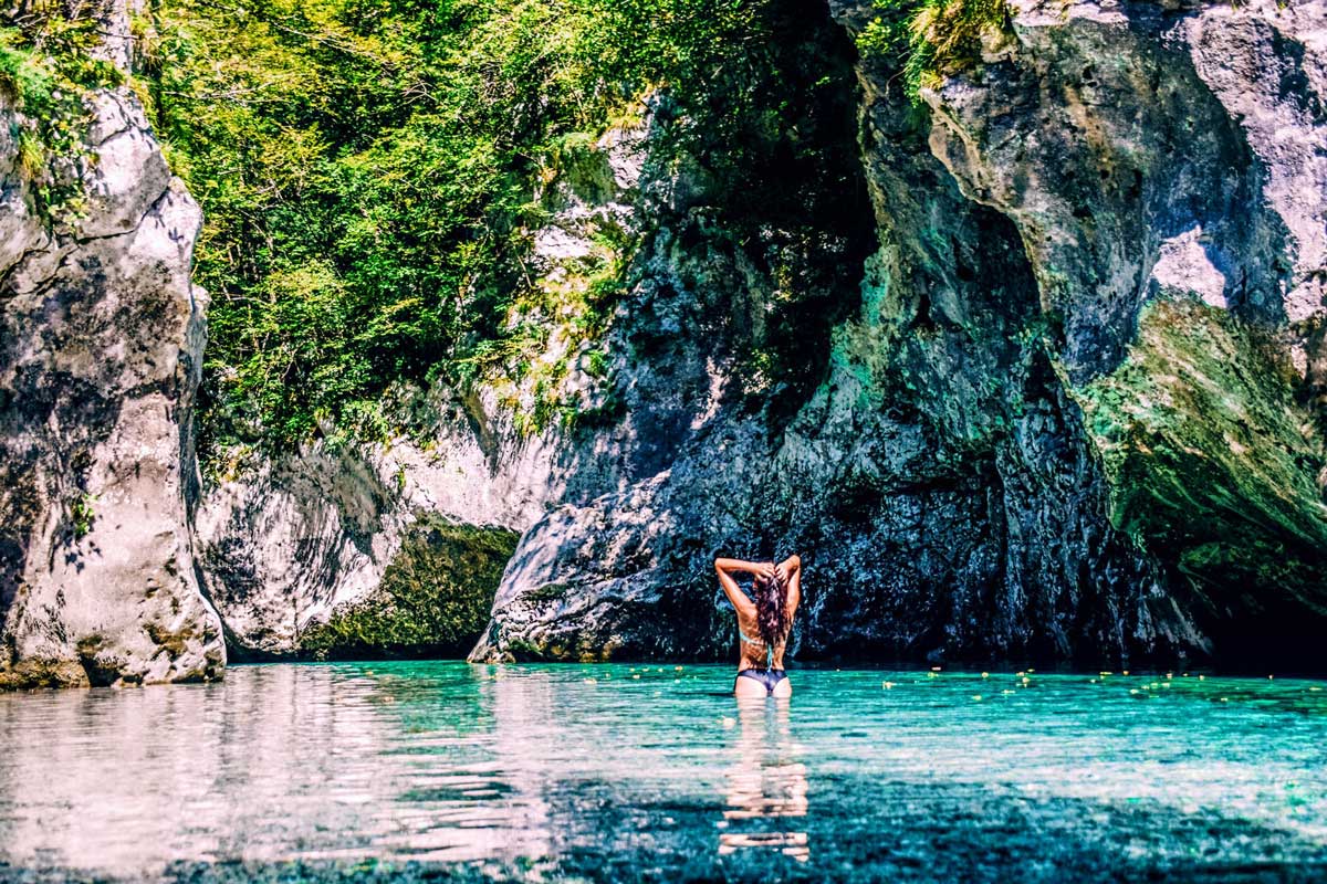 6 неймовірних місць для купання у Словенії: Від пляжів та піщаних барів до озера Блед