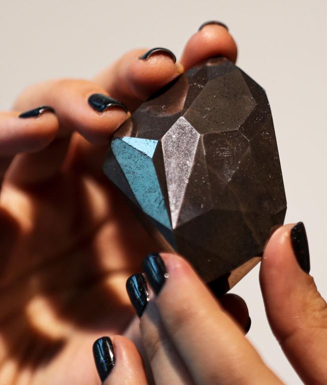 У Британії продали найбільший у світі природний чорний діамант