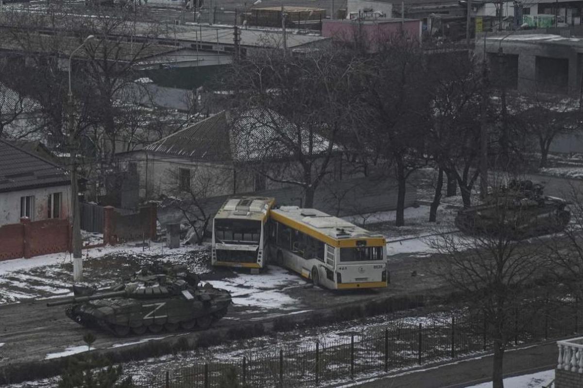 Росіяни скинули надпотужну бомбу на Драмтеатр Маріуполя, у якому ховалися тисячі мирних жителів