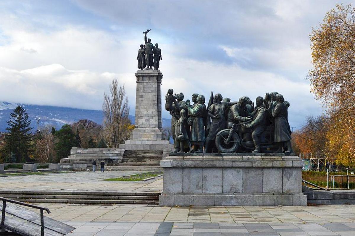 Росія закликає Болгарію забезпечити захист пам'яток радянським солдатам