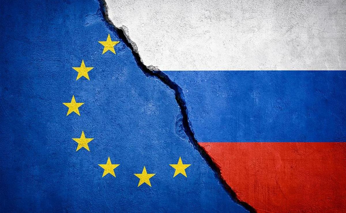 ЄС обговорює п'ятий пакет санкцій та ембарго на російську нафту