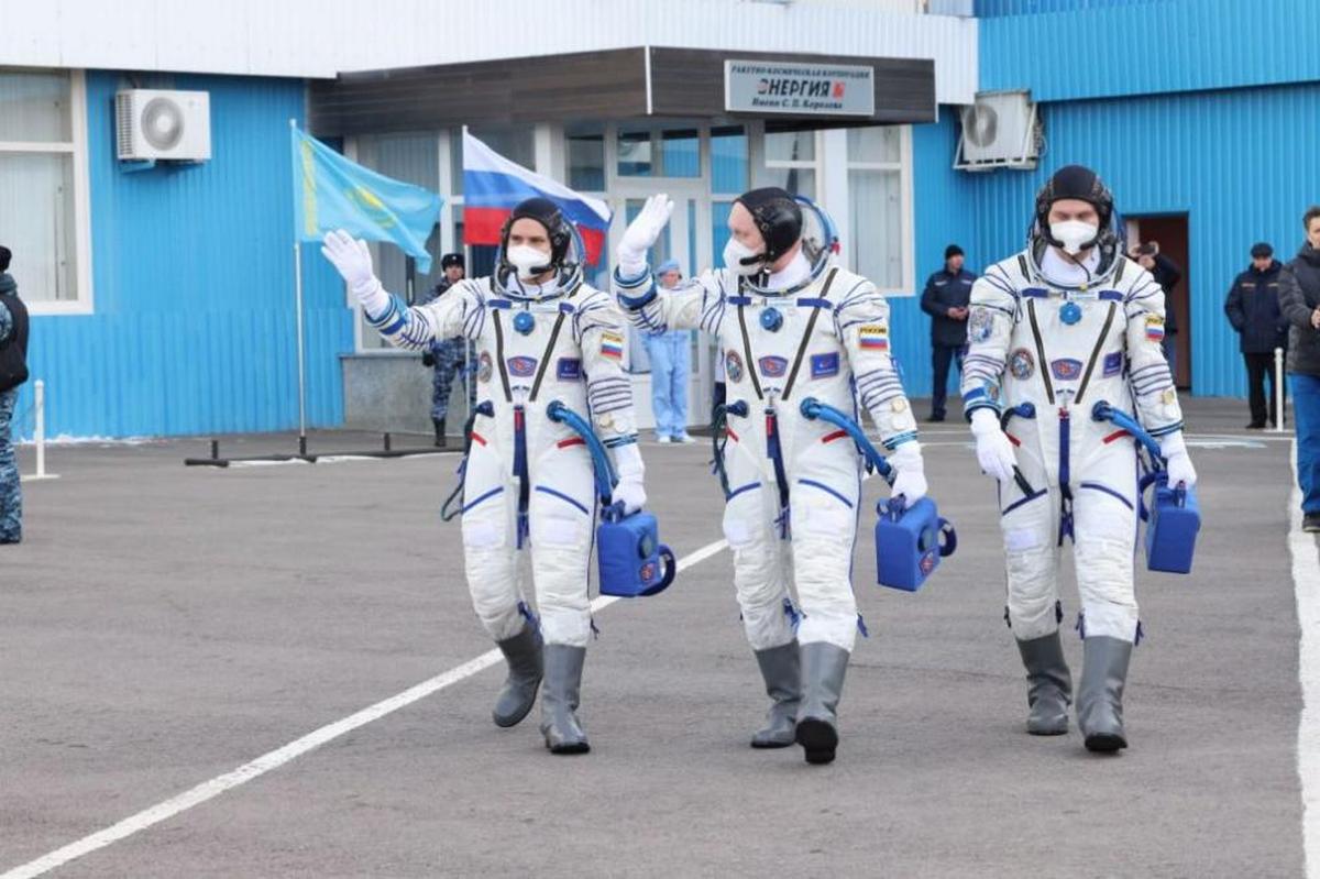 Российские космонавты оделись в цвет украинского флага во время посадки на МКС (Фото)