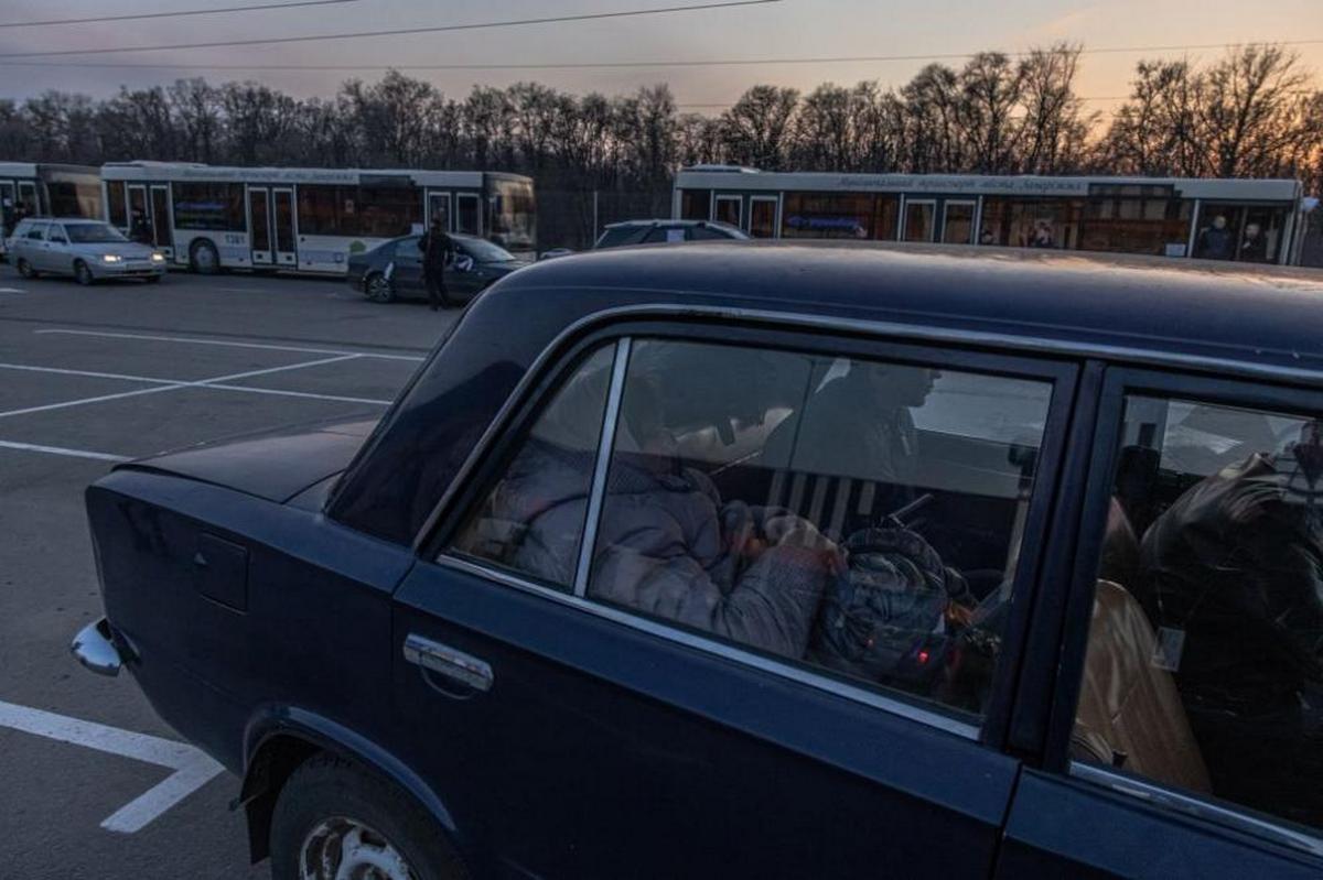 Україна призупинила евакуацію цивільних осіб через загрозу російських атак