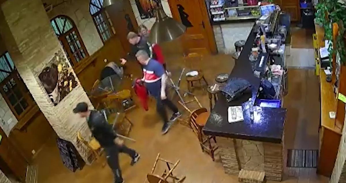 В іспанському барі росіяни втрьох жорстоко побили бармена з України (ВІДЕО)