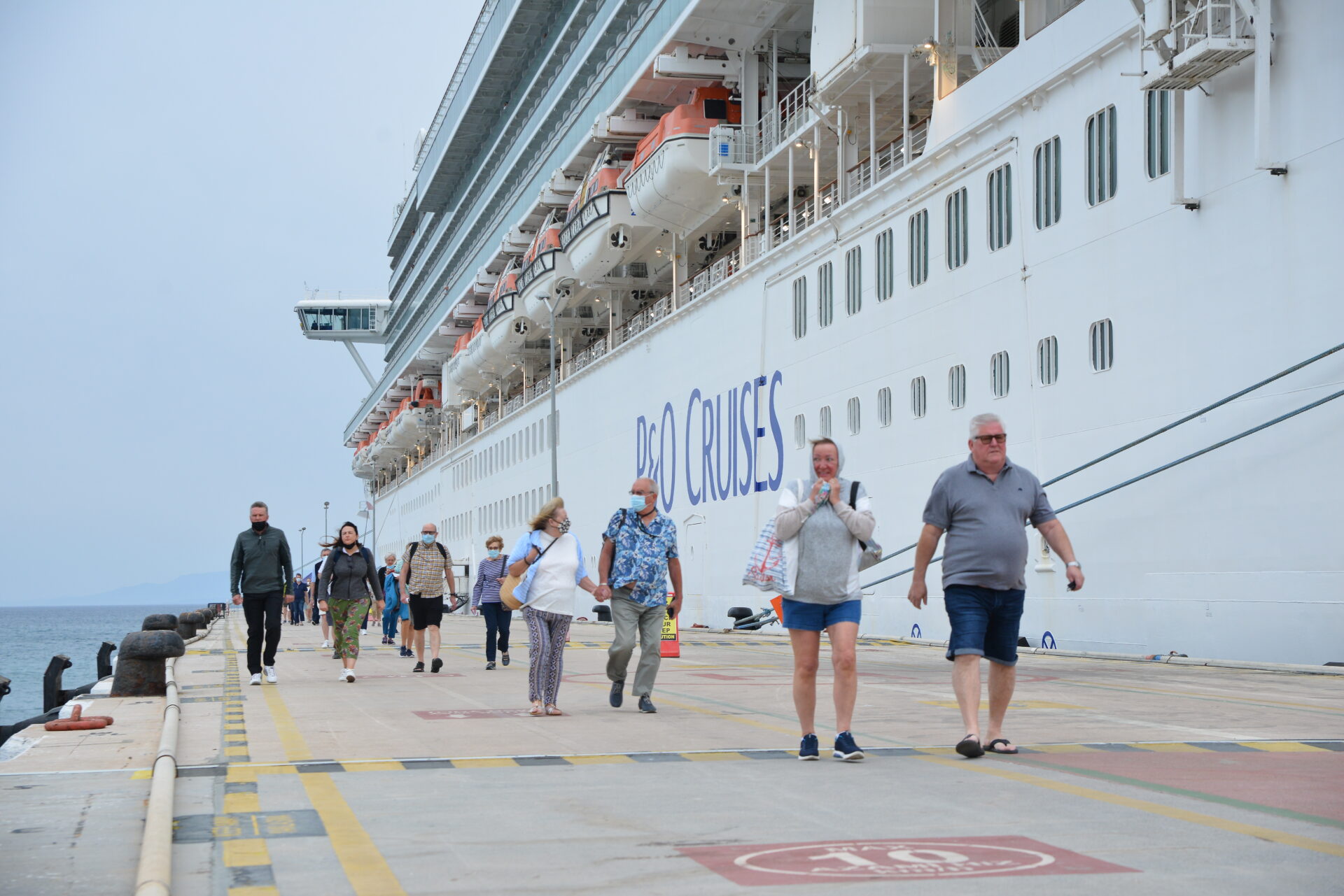 Турецький курорт Кушадаси вперше прийняв круїзний лайнер Azura