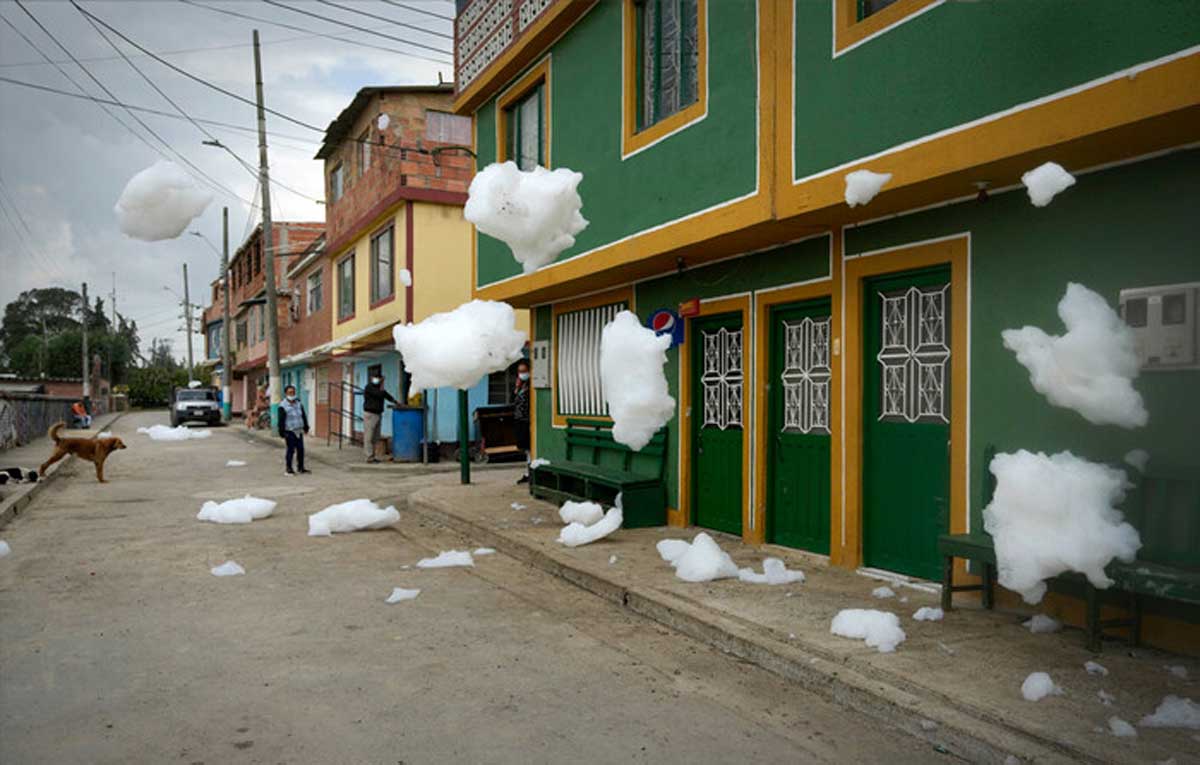 Місто в Колумбії накрило токсичною піною