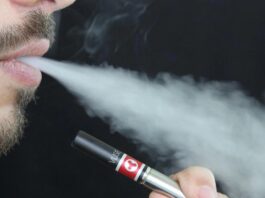 Туристи були заарештовані в Греції за контрабанду чотирьох стопок електронних сигарет