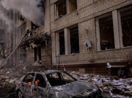 Росія відновила авіаудари по Азовсталі