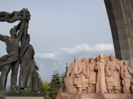 Київська влада демонтує пам'ятник, присвячений російсько-українській дружбі