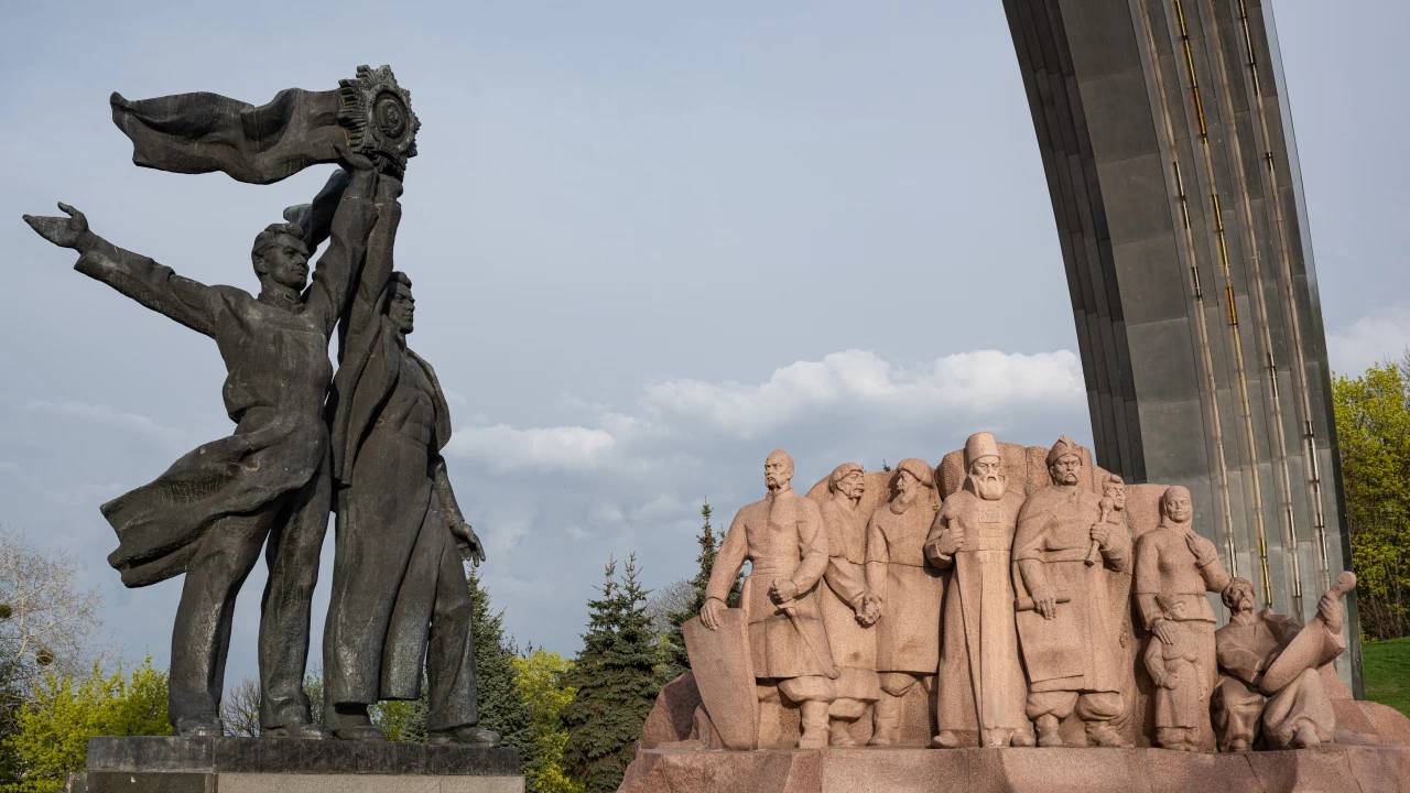 Київська влада демонтує пам'ятник, присвячений російсько-українській дружбі