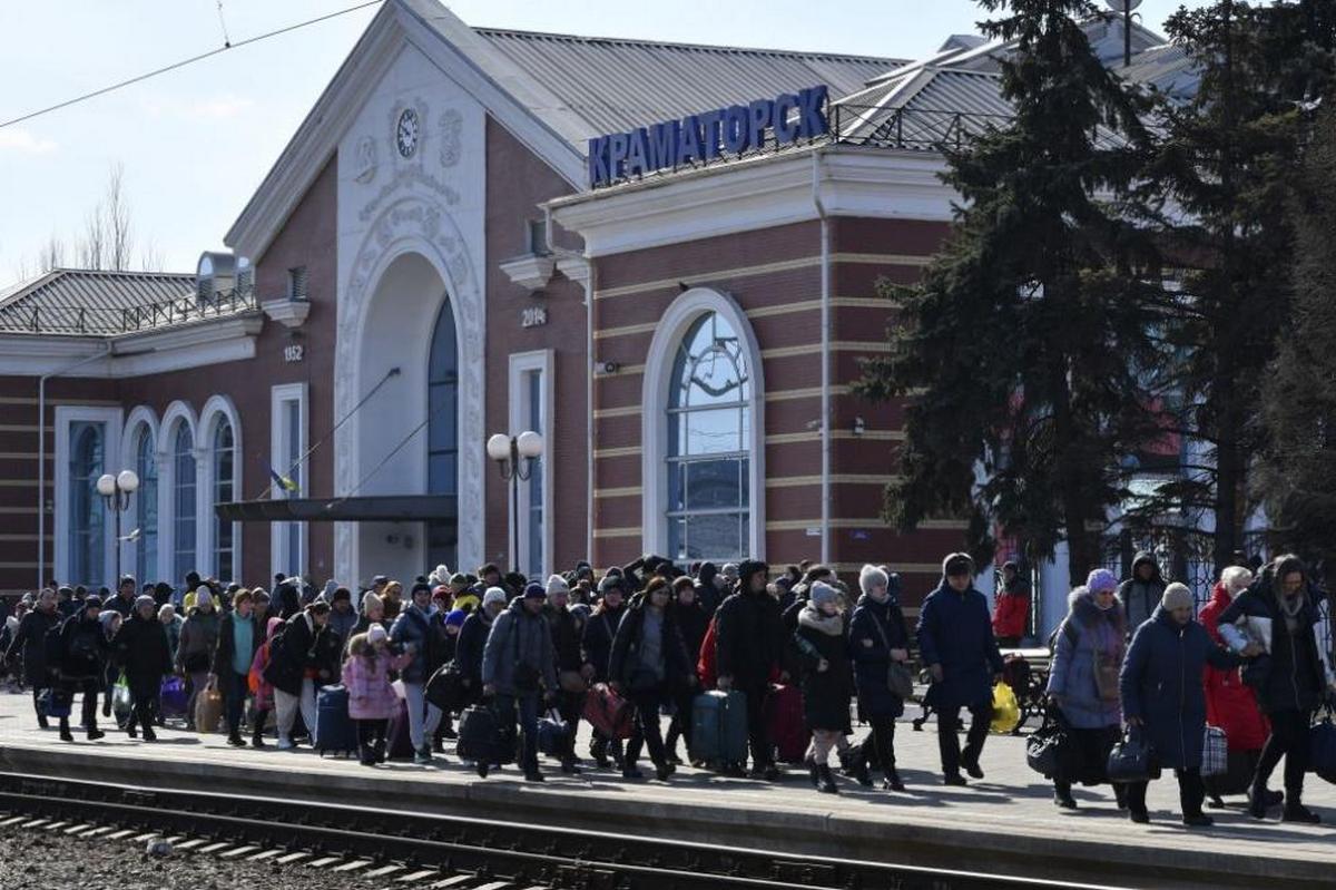 Росія завдала удару по залізничному вокзалу Краматорська, понад 30 загиблих, більше сотні поранених