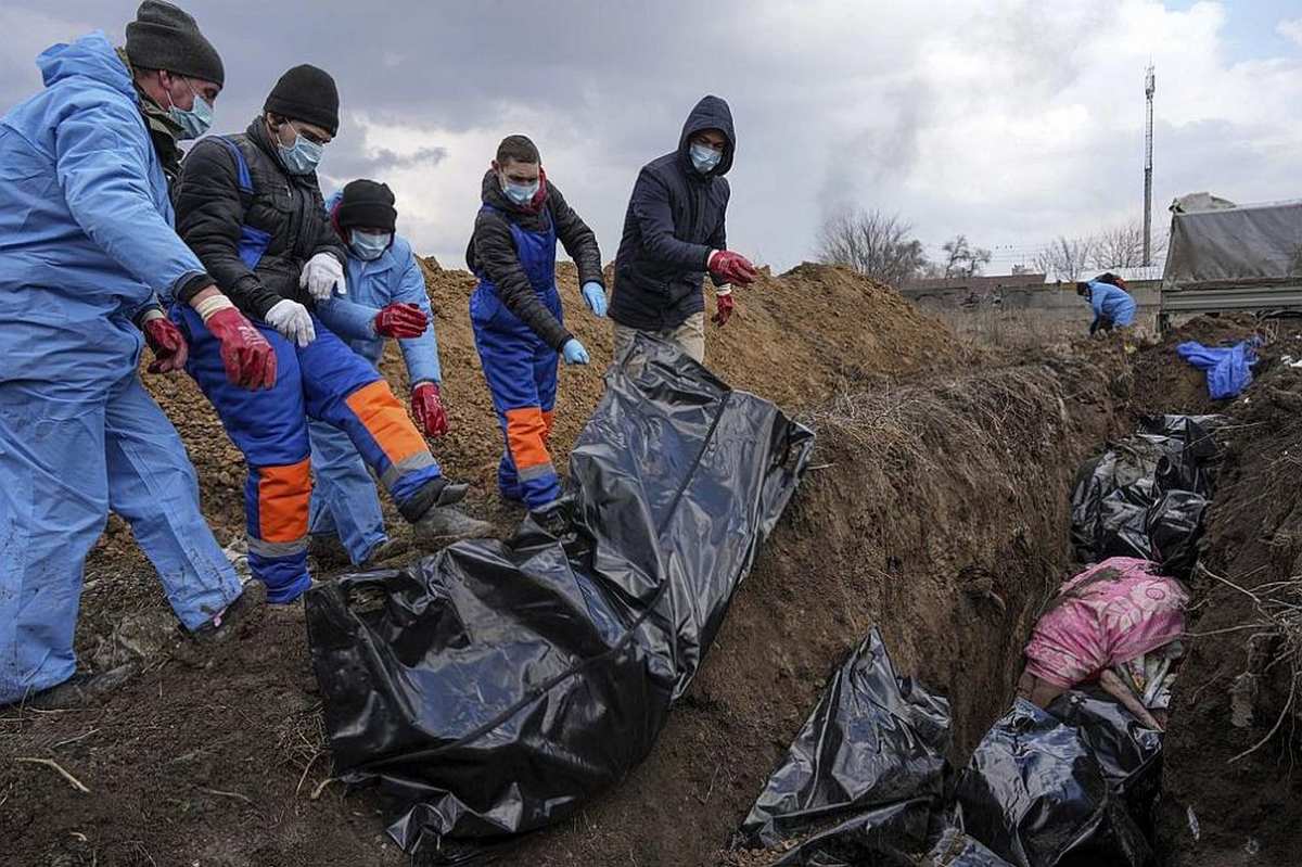 Майже 300 людей поховано у братських могилах в українському місті Буча