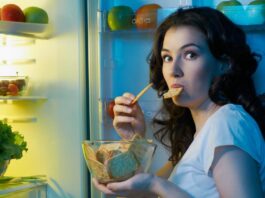 Лікарі назвали продукти, які треба їсти на ніч, щоб добре спати