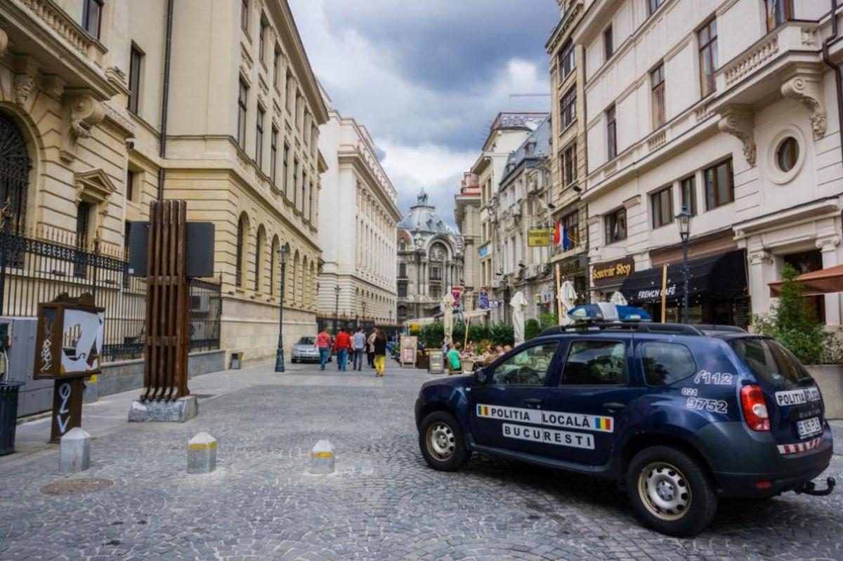 Автомобіль врізався в посольство Росії у Бухаресті, водій загинув (ФОТО)