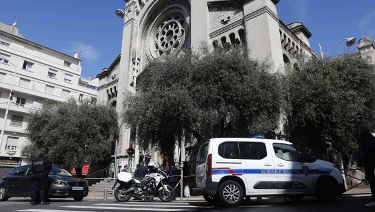 Франція в шоці: на священика напали з ножем у церкві в Ніцці