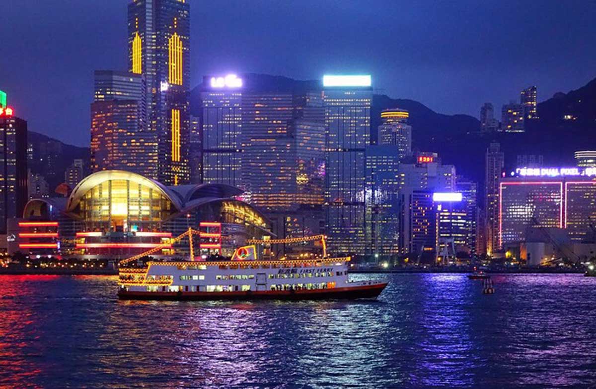 У Пекіні та Гонконзі пом'якшують ковідні обмеження для туристів