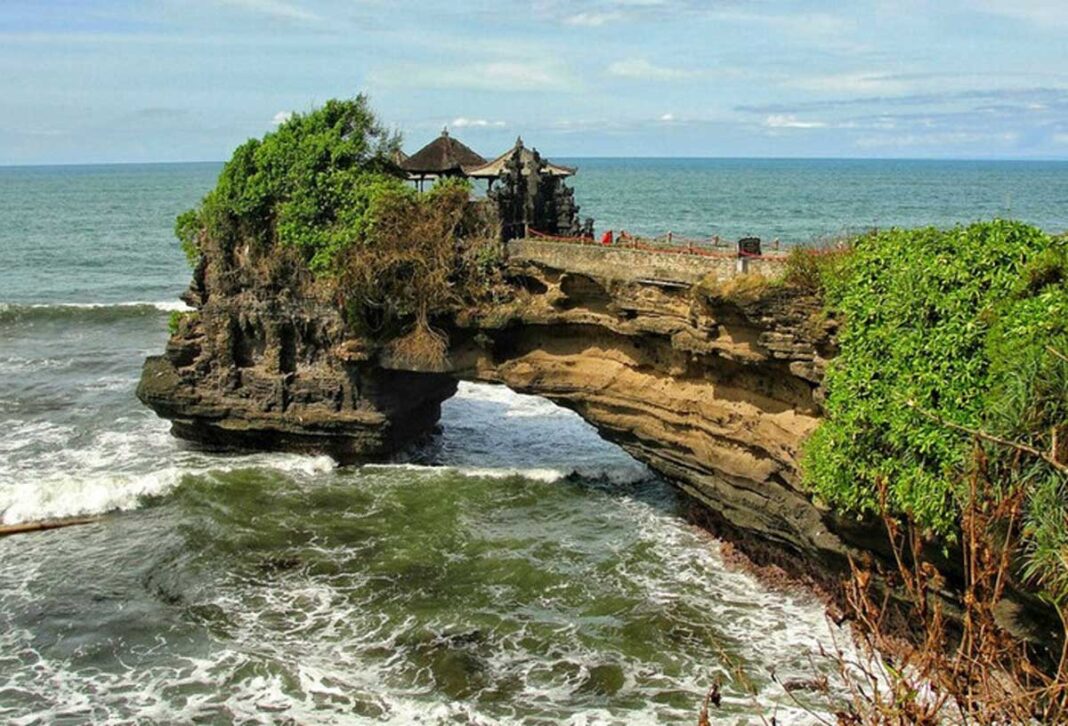 Індонезія скасовує тести для щеплених туристів