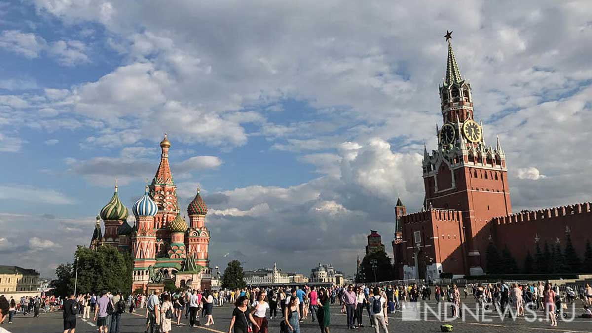 Worlds москва. Кремль шпион. Москва апрель туристы.