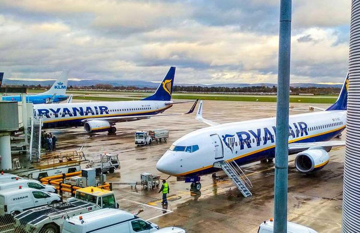 Бортпровідників Ryanair залишили без їжі та води під час рейсів