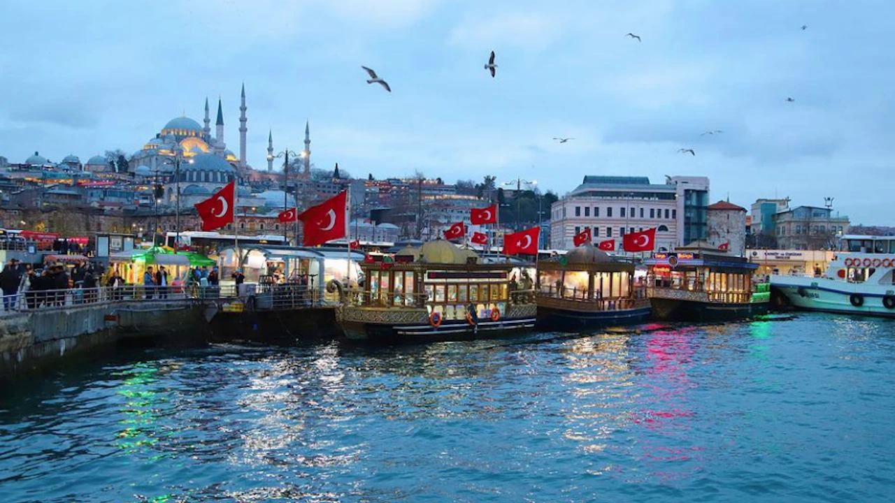 Подарунки для всіх туристів та місцевих: у Стамбулі святкують річницю завоювання міста