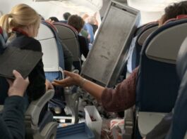 Пекло у небі – сильна турбулентність розкидала пасажирів на борту літака (Відео)