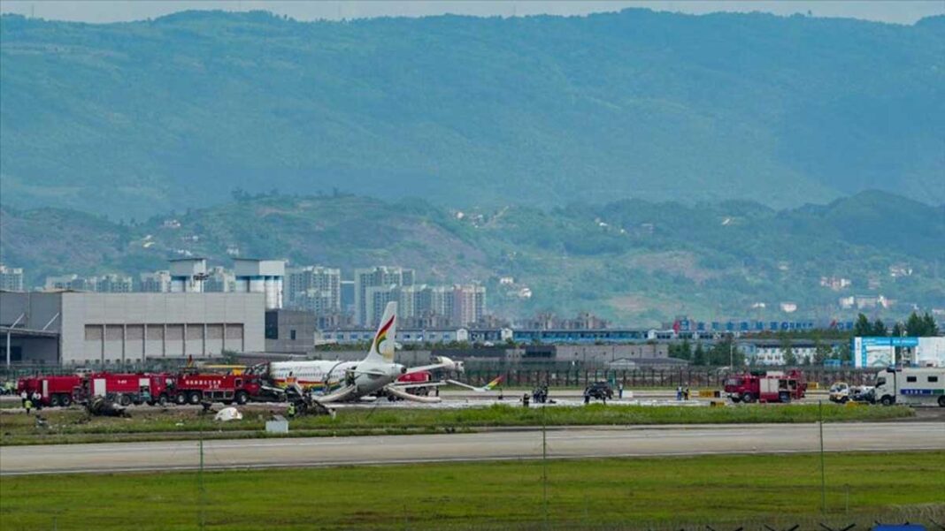 В аеропорту КНР спалахнув пасажирський літак, десятки постраждалих