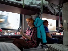 Як зробити поїздку в плацкарті комфортною: 5 лайфхаків