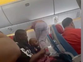 Пасажирку літака звинуватили в кримінальній поведінці через наряд