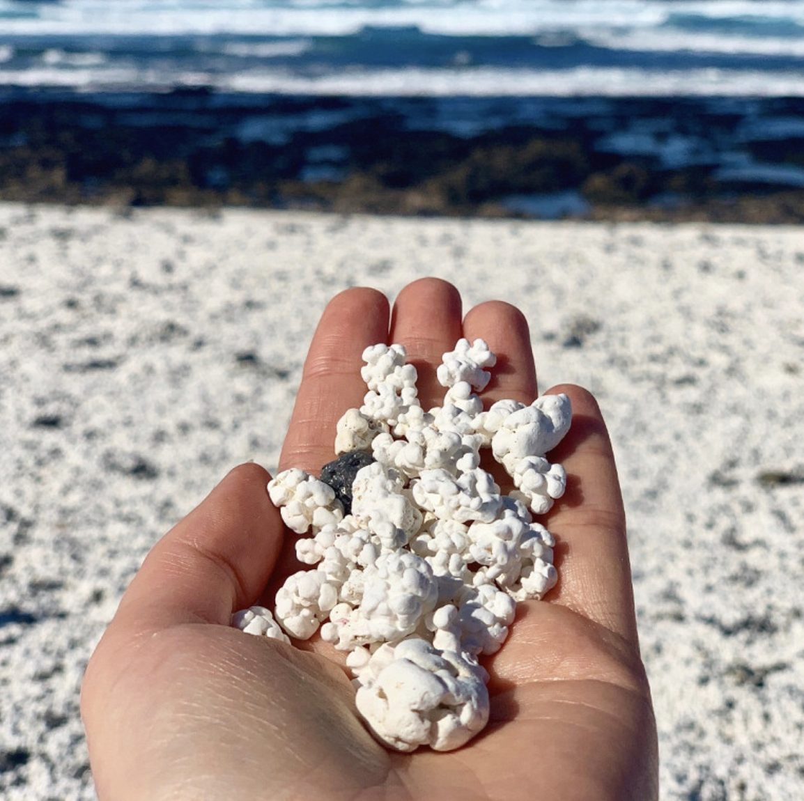 Стало відомо, чому туристи їдуть на відомий в Іспанії пляж Popcorn Bay