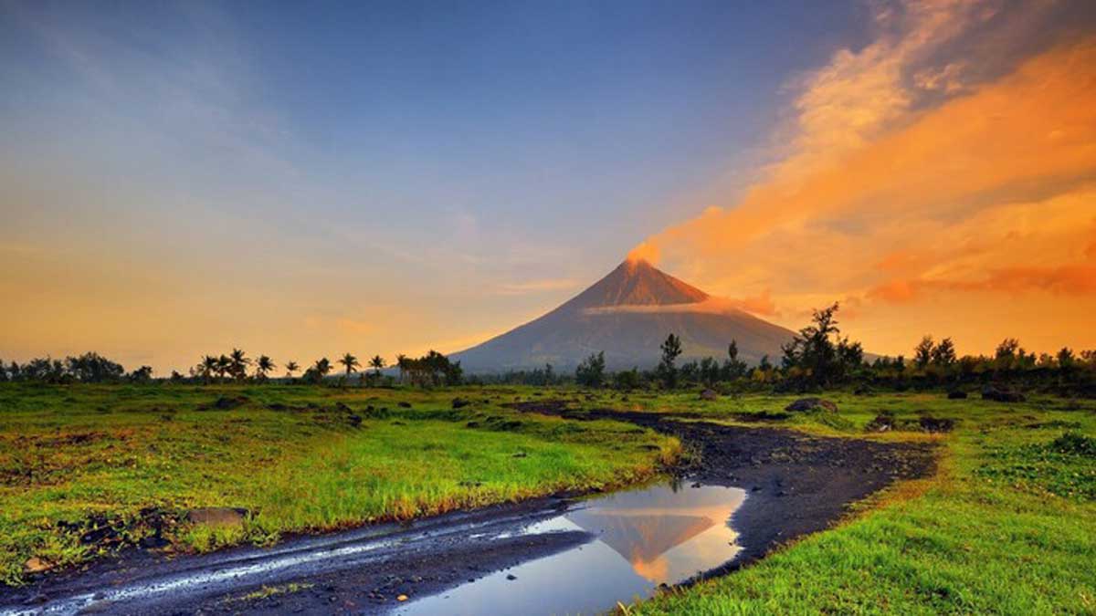 Вулкан Булусан на Філіппінах викинув стовп попелу та пари