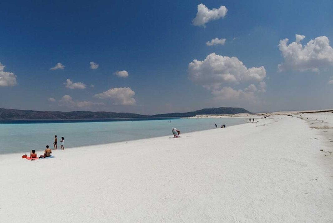 Туристам у Туреччині заборонили купатися у популярному озері