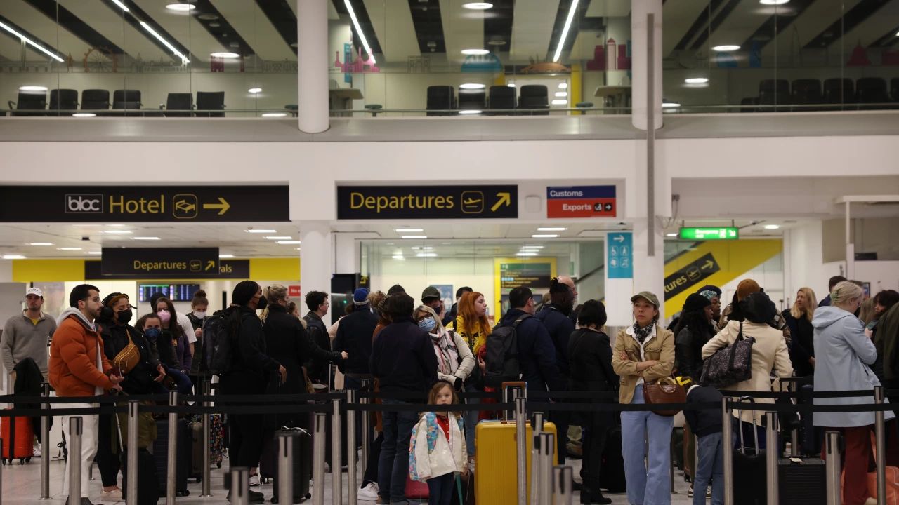 Хаос в аеропортах Великобританії через продаж рейсів понад пропускну спроможність