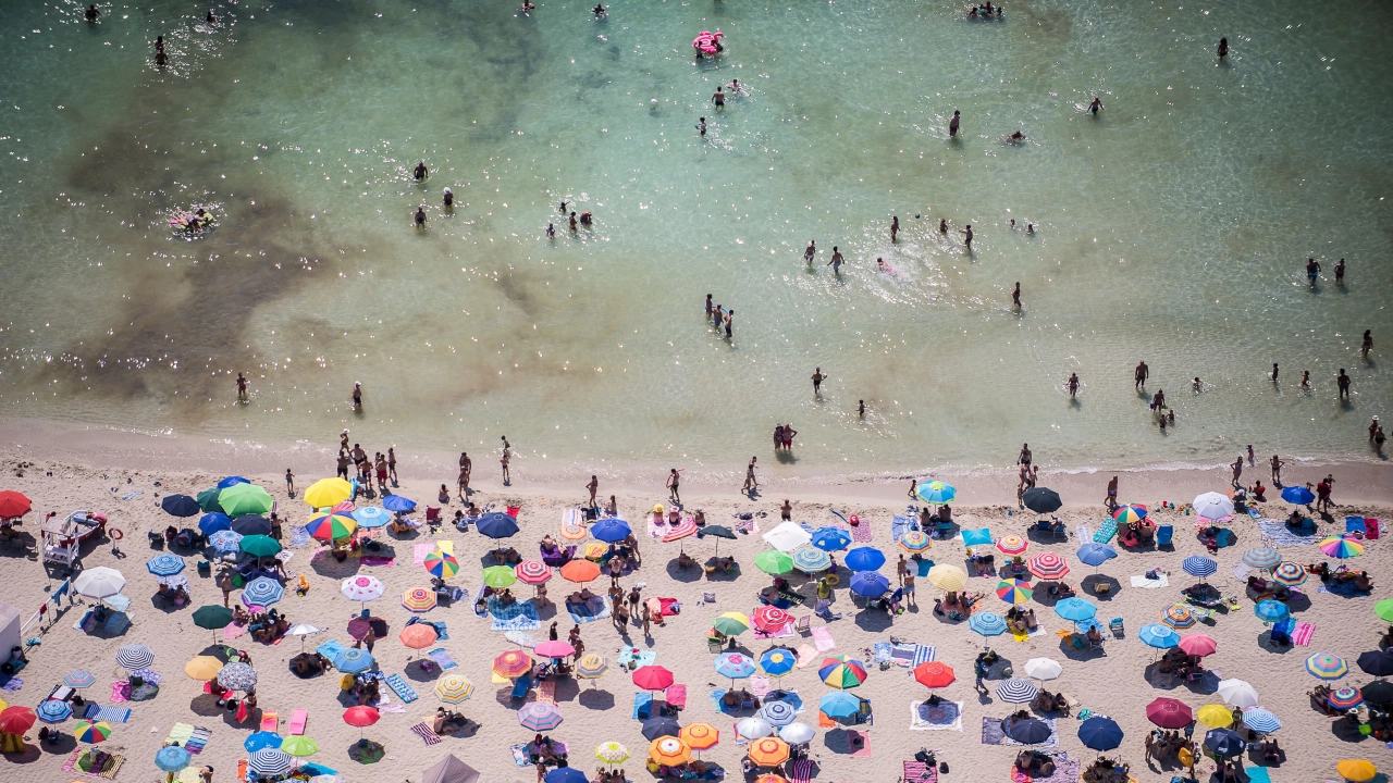 На Італійських пляжах подорожчало все: пляжні парасольки, шезлонги, їжа та напої