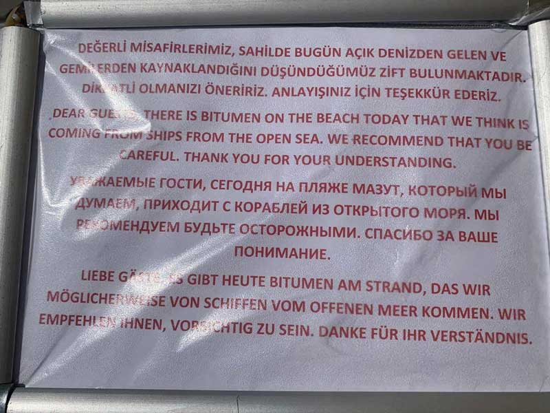 "Як купатися - незрозуміло": на найбільшому пляжі Анталії з'явився мазут