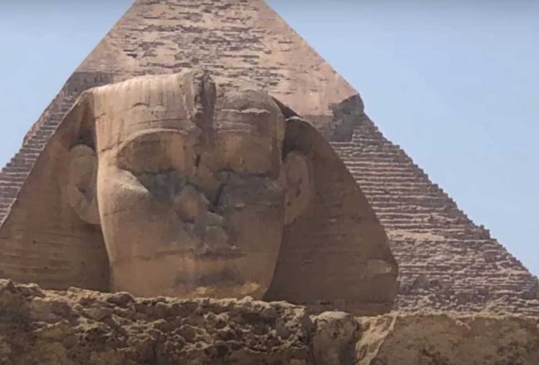 Єгипетський Сфінкс заплющив очі: фото фейк, пророцтво чи рекламний хід?