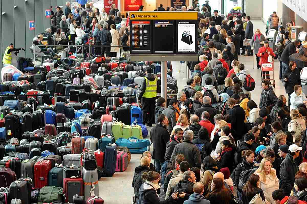 Через хаос у Європейських аеропортах тисячі відпочиваючих спізнюються на роботу, у дітей зриваються іспити