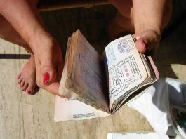Пасажирку не пустили на рейс через зацвілий паспорт