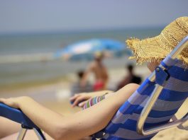 Туристам у Європі пригрозили штрафами за захоплення лежаків рушниками і сон біля моря