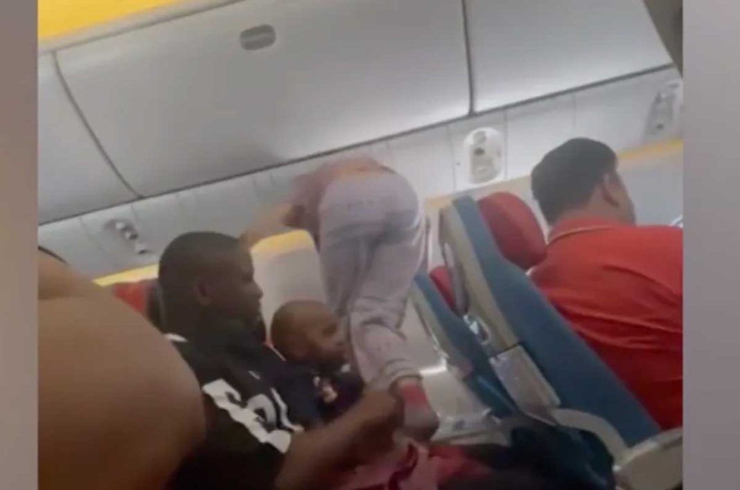 Пасажирку літака звинуватили в кримінальній поведінці через наряд