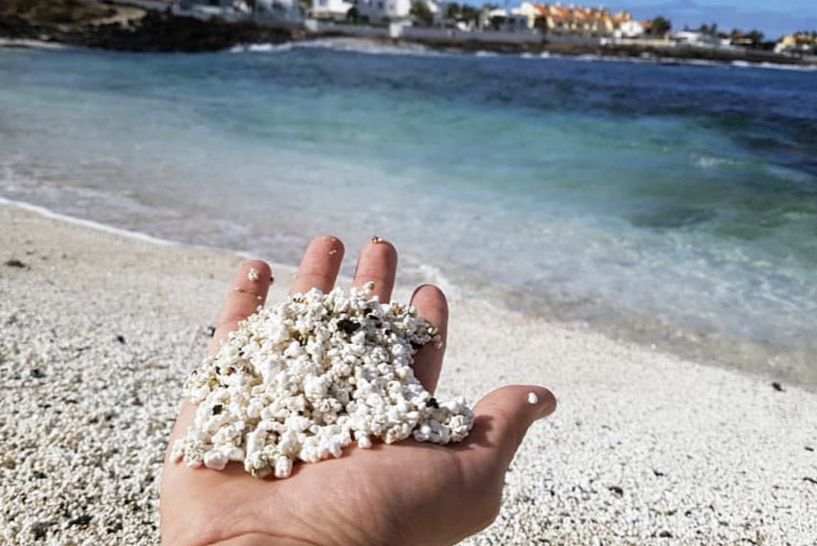 Why tourists go to "Popcorn Beach"