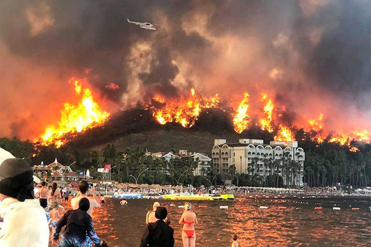 Через пожежу неподалік Мармариса евакуйовано туристів