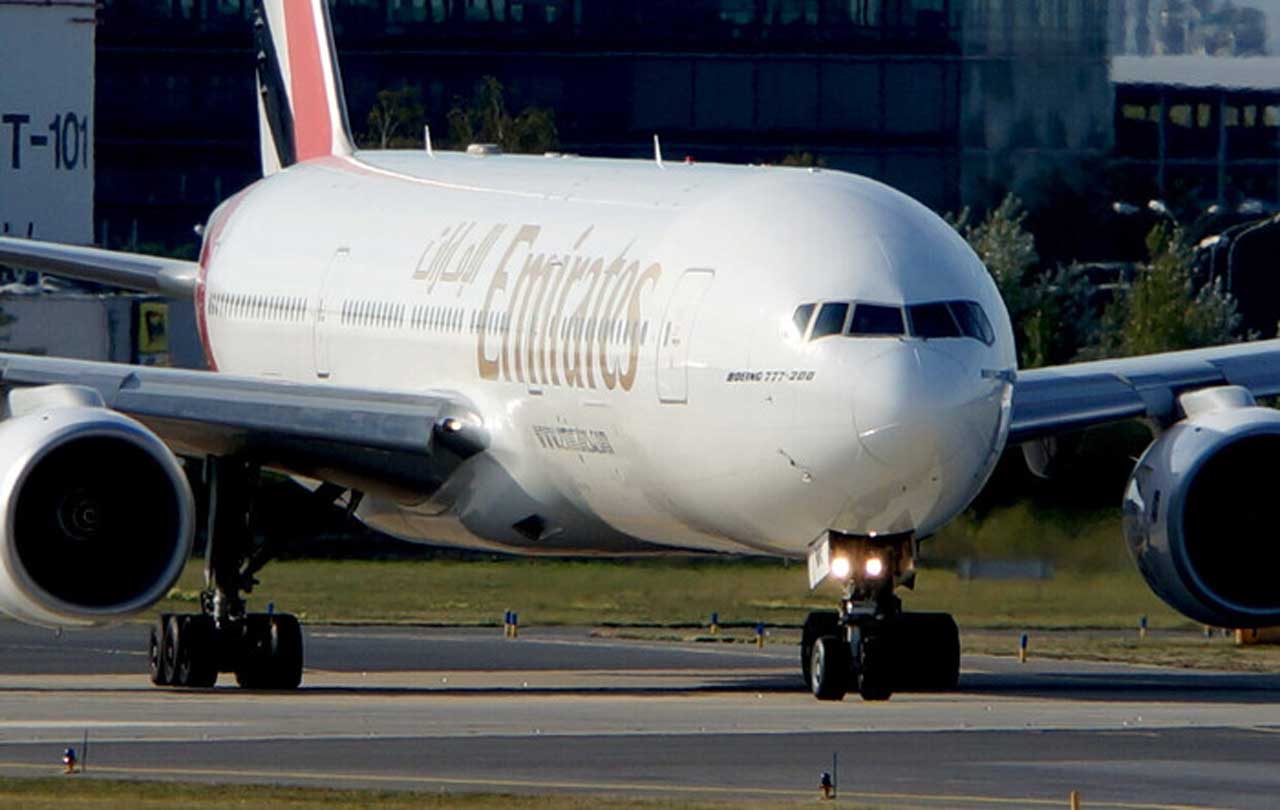 Пасажирський літак Emirates 14 годин летів із пробоїною у боці