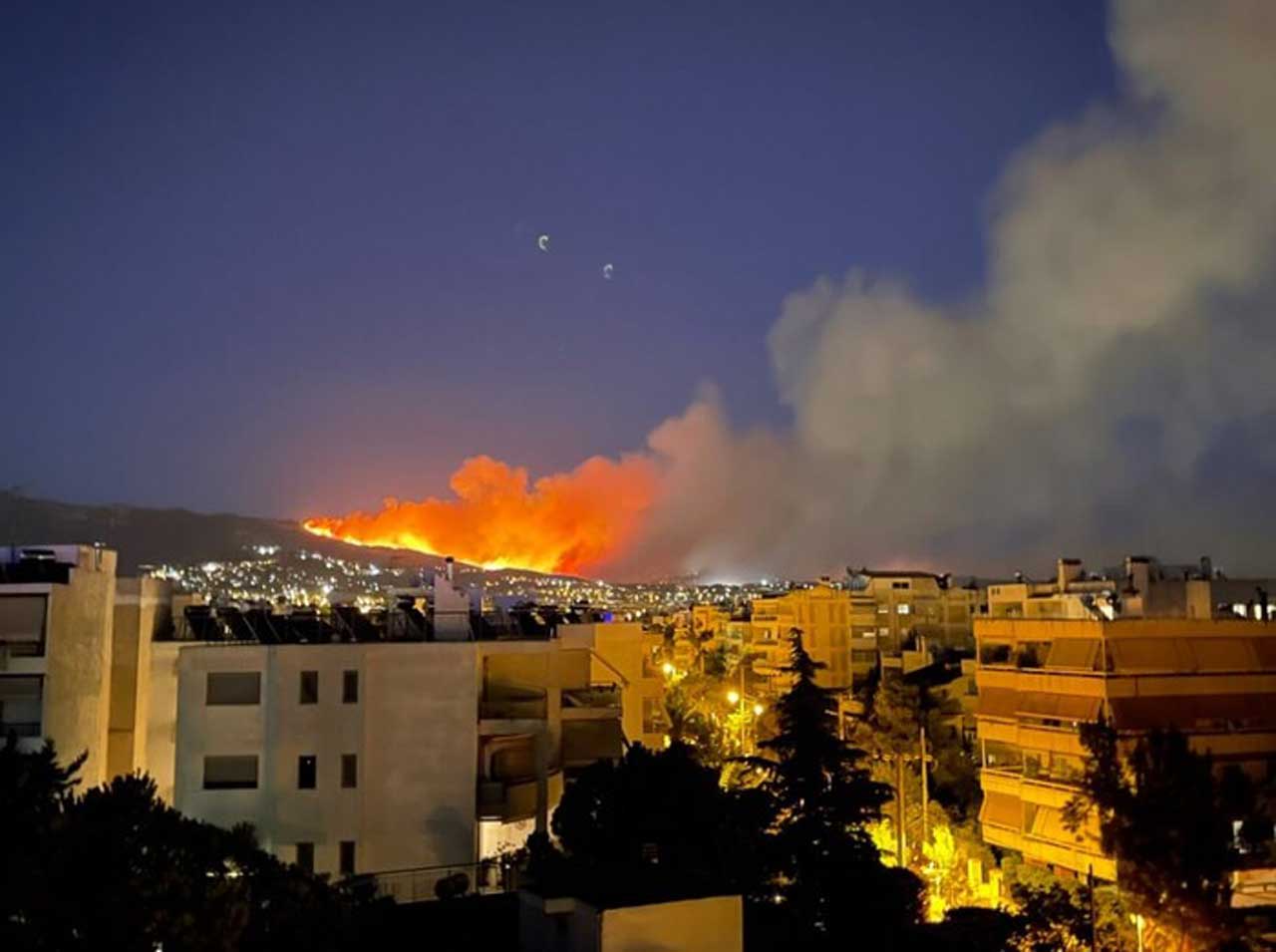 У Греції неподалік Афін вирує сильна лісова пожежа